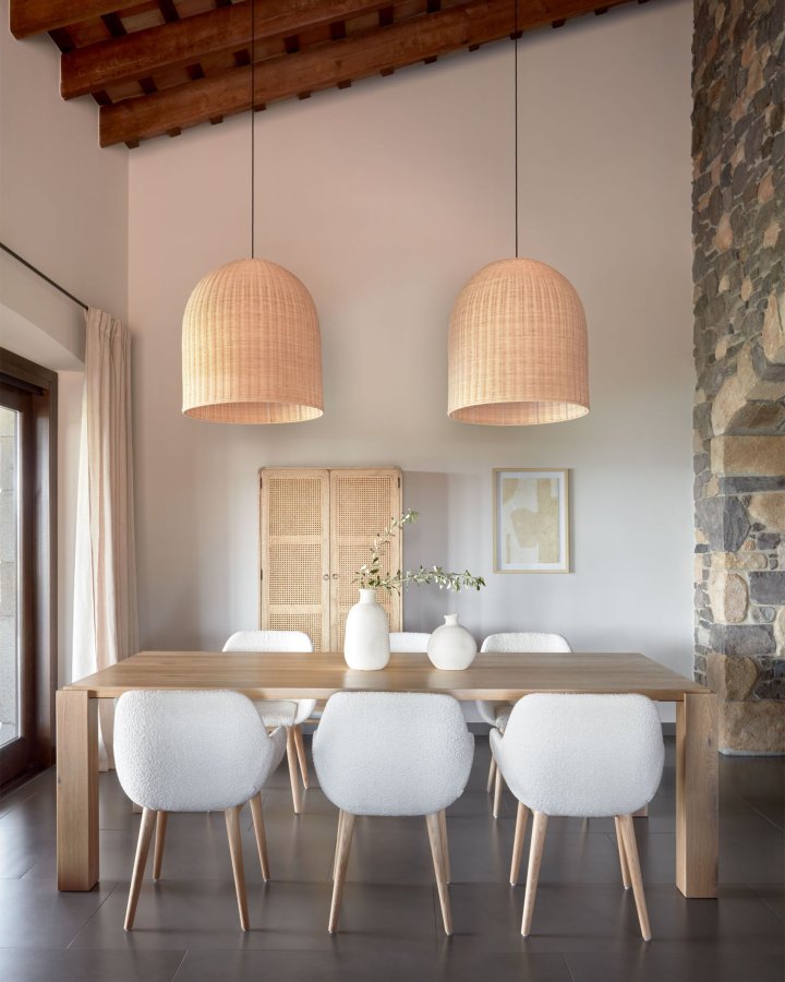 KAVE HOME Konna spisebordstol, med armlener - hvitt stoff og naturlig ask