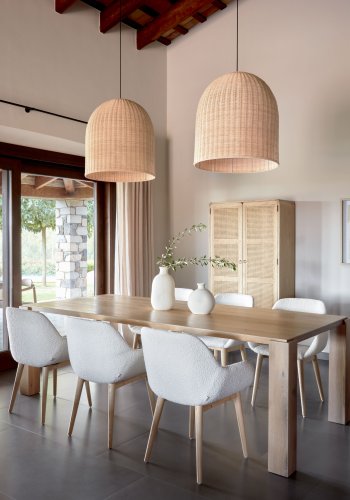 KAVE HOME Konna spisebordstol, med armlener - hvitt stoff og naturlig ask