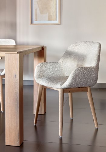 KAVE HOME Konna spisebordstol, med armlener - hvitt stoff og naturlig ask