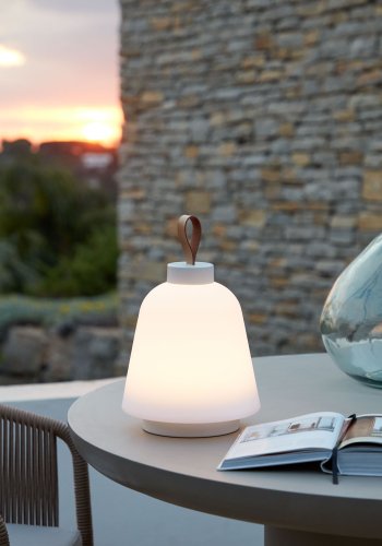 KAVE HOME Udiya bordlampe - naturlig kunstskinn og hvit polyetylen/jern