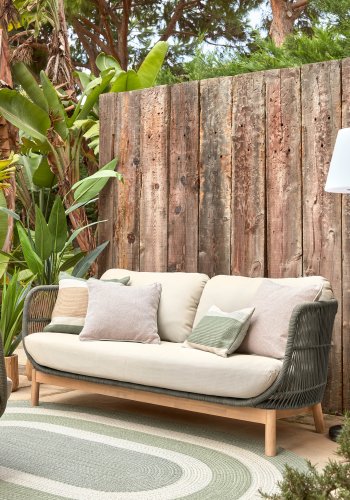 KAVE HOME Catalina 3-manns hagesofa, med armlener og puter - grnt tau og naturlig akasietre