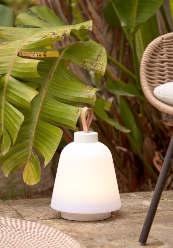 KAVE HOME Udiya bordlampe - naturlig kunstskinn og hvit polyetylen/jern