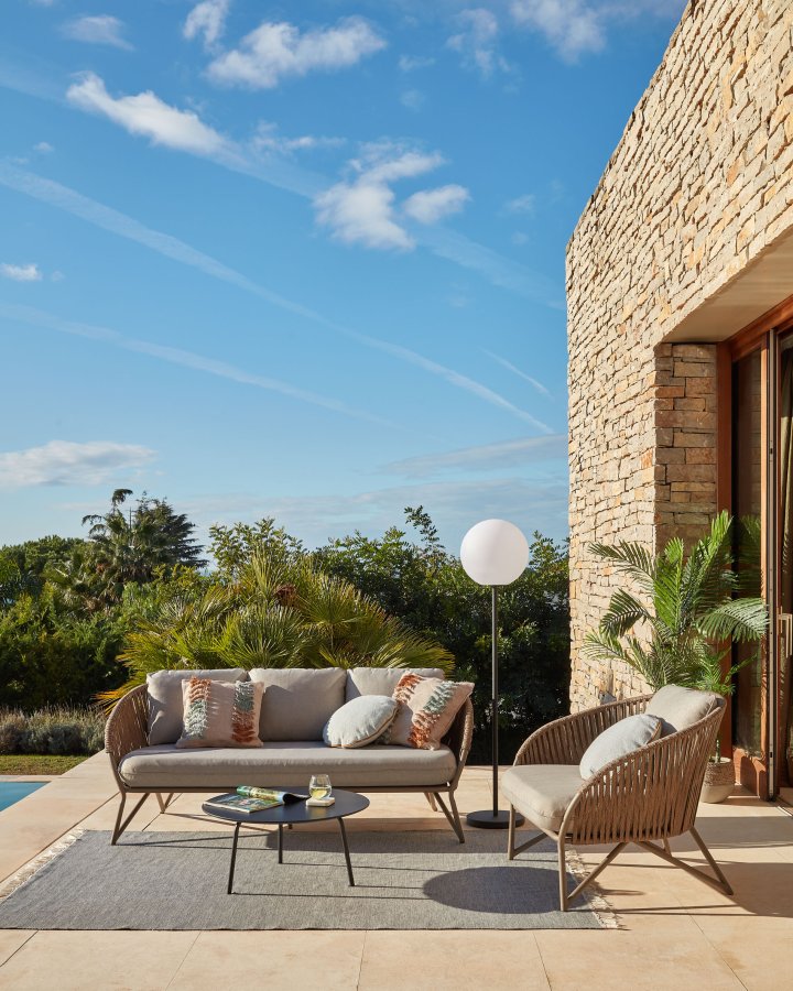 KAVE HOME Branzie sofa - brunt metall og tau, med grbrune puter, 3 pers.