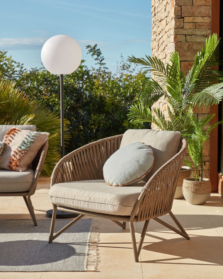 KAVE HOME Branzie lænestol - brunt metal og reb, m. grånbrune hynder, m. armlæn