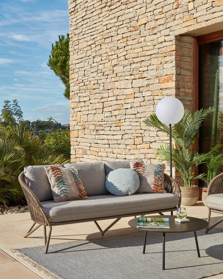 KAVE HOME Branzie sofa - brunt metall og tau, med grbrune puter, 3 pers.