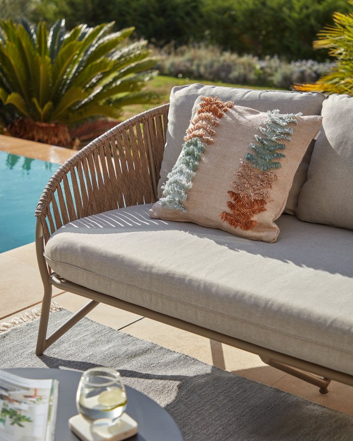 KAVE HOME Branzie sofa - brunt metall og tau, med grbrune puter, 3 pers.