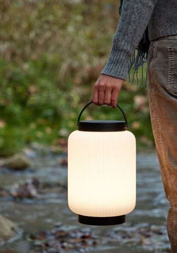 KAVE HOME Verona bordlampe - hvit polyetylen og svart jern