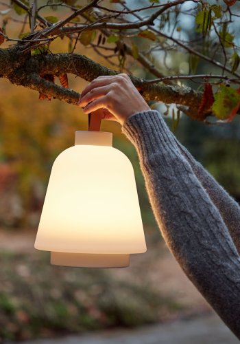 KAVE HOME Udiya bordlampe - naturlig kunstskinn og hvit polyetylen/jern