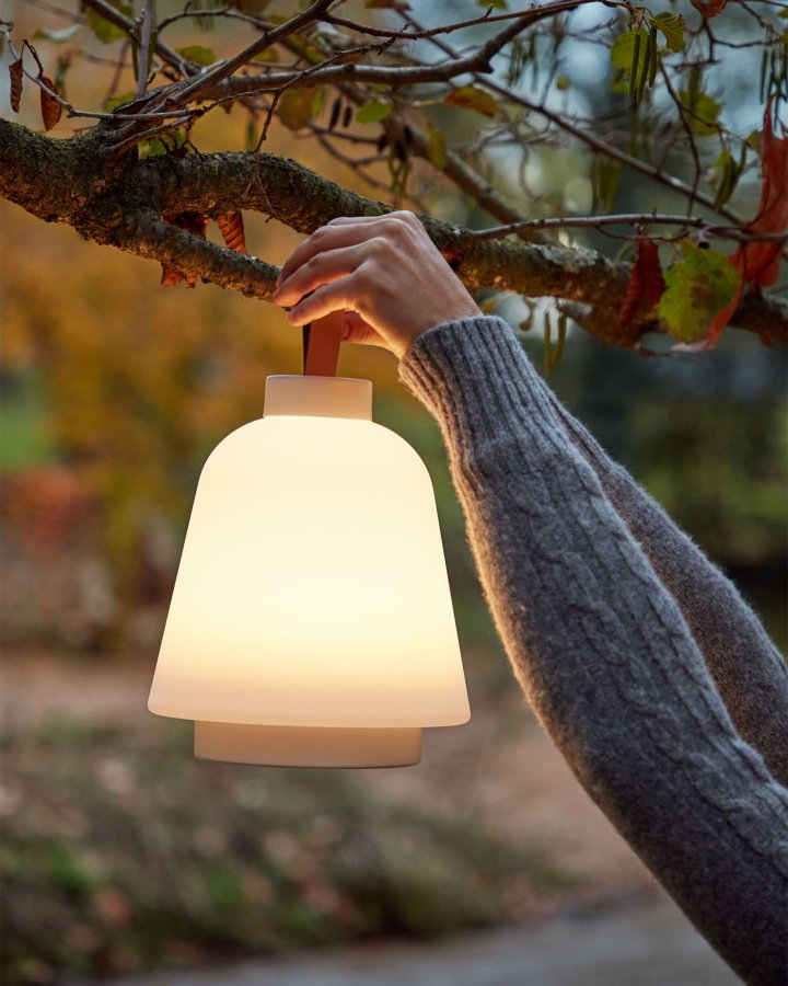 KAVE HOME Udiya bordlampe - naturlig kunstskinn og hvit polyetylen/jern
