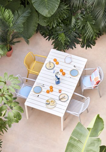 KAVE HOME Isabellini hagestol, med armlener, stabelbar - sennepsgul plast