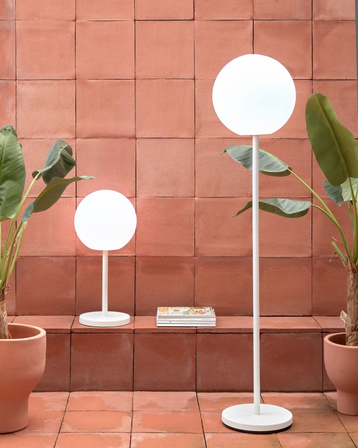 KAVE HOME Dinesh bordlampe, trdls - hvit polyetylen og hvitt stl (30)