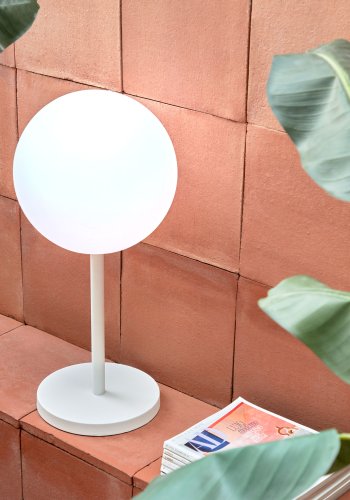 KAVE HOME Dinesh bordlampe, trdls - hvit polyetylen og hvitt stl (30)