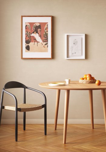 KAVE HOME Glynis spisebordstol, med armlener - solid matt svart eukalyptustre og naturlig flettet tau