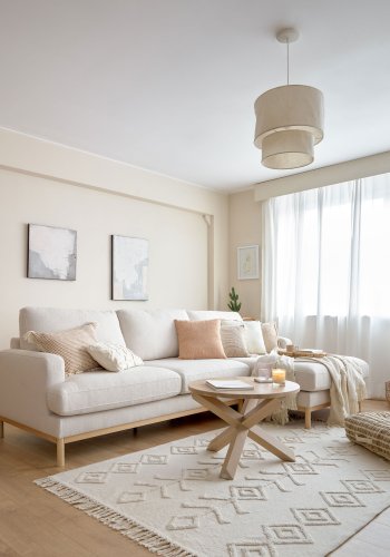 KAVE HOME Mihaela 3-manns sofa med hyre sjeselong - hvit microbouclé og naturlig bketre