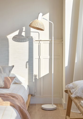 KAVE HOME Damila gulvlampe - naturlig rotting og hvitt metall