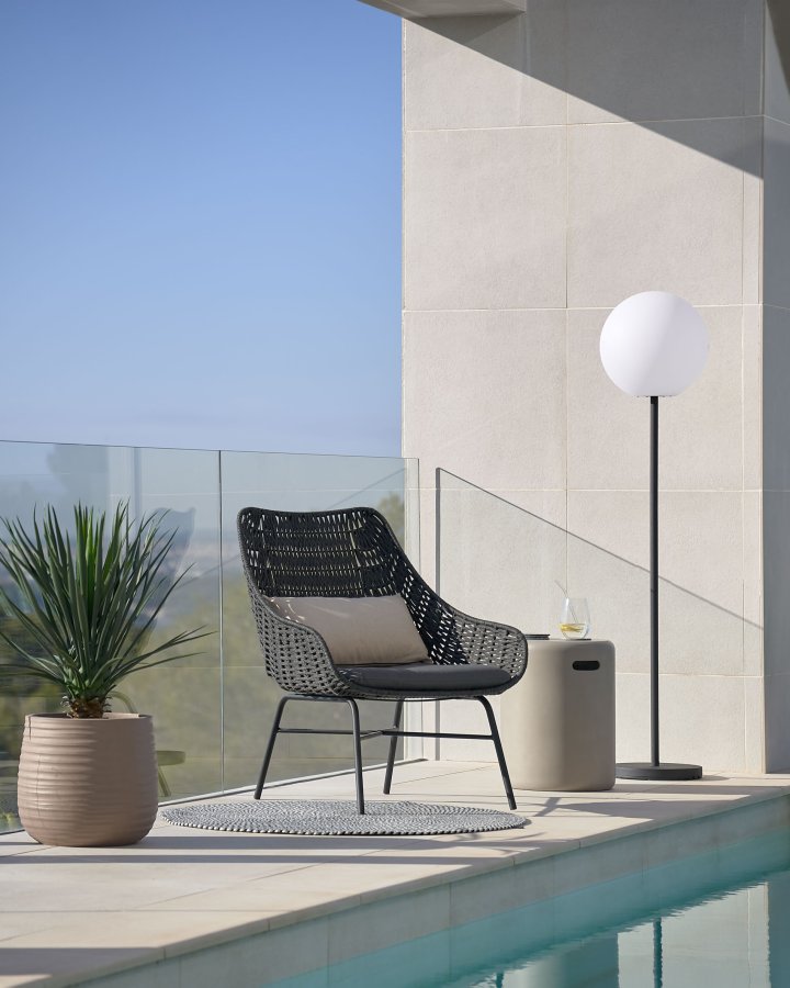 KAVE HOME Dinesh gulvlampe, batterils - sort stl og hvit polyetylen ( 35)