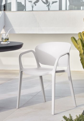 KAVE HOME Ania hagestol, med armlener - hvit polypropylen