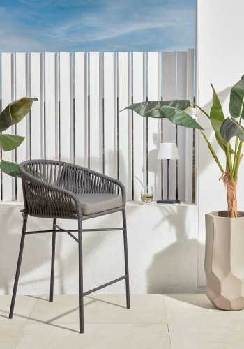 KAVE HOME Yanet barkrakk, med ryggsttte, armlener og fotskammel - svart tau og metall (H:65cm)