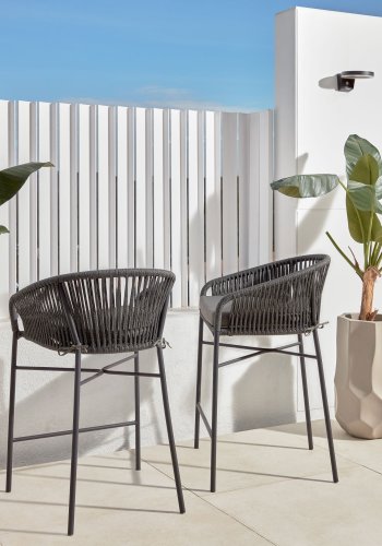 KAVE HOME Yanet barkrakk, med ryggsttte, armlener og fotskammel - svart tau og metall (H:65cm)