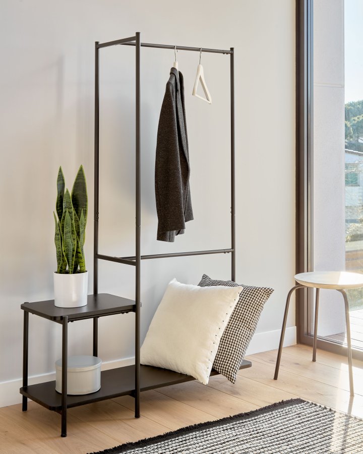KAVE HOME Galatia klesstang i melamin og metall med benk i svart utfrelse 100 x 150 cm