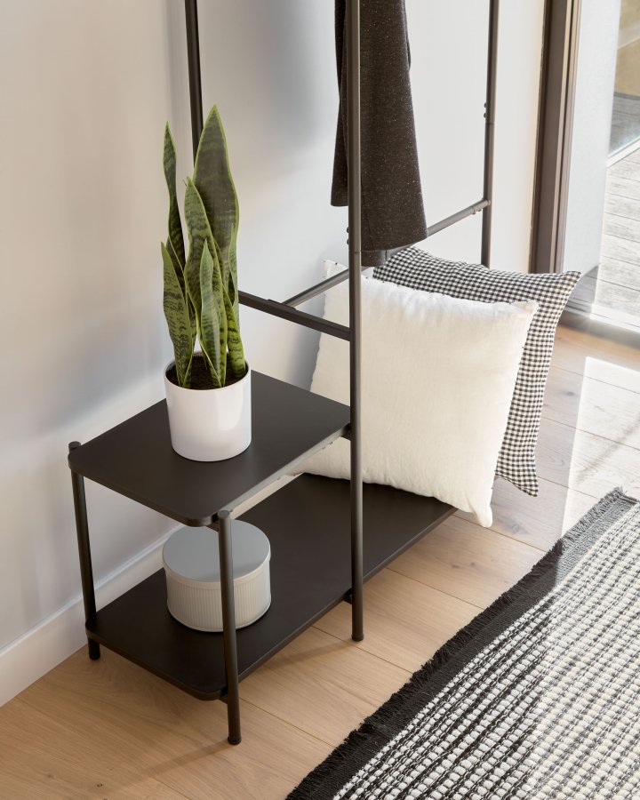 KAVE HOME Galatia klesstang i melamin og metall med benk i svart utfrelse 100 x 150 cm