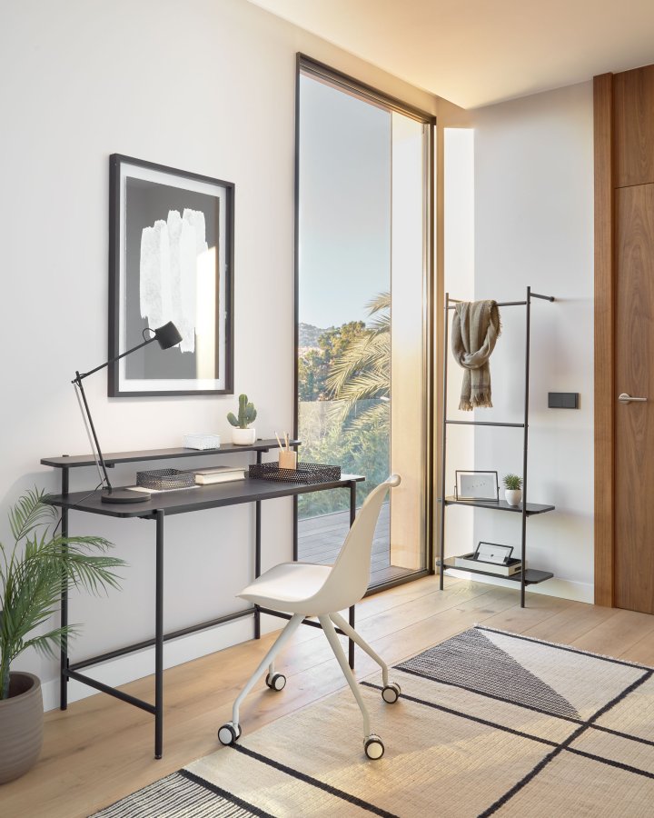 KAVE HOME Galatia klesstang i melamin og metall med svart finish 60 x 162 cm