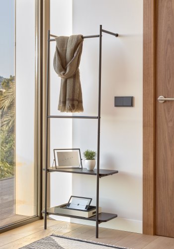 KAVE HOME Galatia klesstang i melamin og metall med svart finish 60 x 162 cm