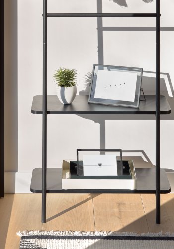 KAVE HOME Galatia klesstang i melamin og metall med svart finish 60 x 162 cm