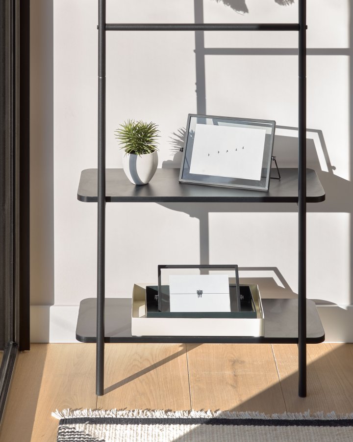 KAVE HOME Galatia klesstang i melamin og metall med svart finish 60 x 162 cm