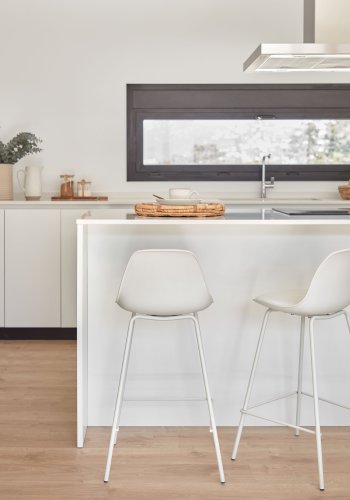 KAVE HOME Lysere barkrakk, med ryggsttte og fotsttte - hvit polypropylen, PU og stl