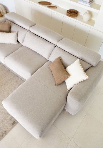 KAVE HOME Singa 3-manns sofa, med hyre sjeselong - beige stoff og naturlig bketre
