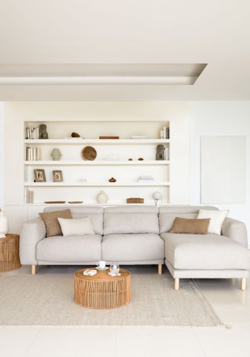 KAVE HOME Singa 3-manns sofa, med hyre sjeselong - beige stoff og naturlig bketre