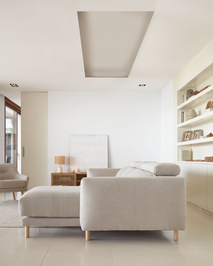 KAVE HOME Singa 3-manns sofa, med hyre sjeselong - beige stoff og naturlig bketre