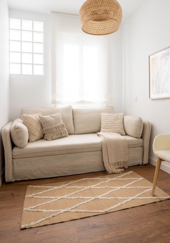 KAVE HOME Tanit sovesofa - beige stoff og naturlig bketre