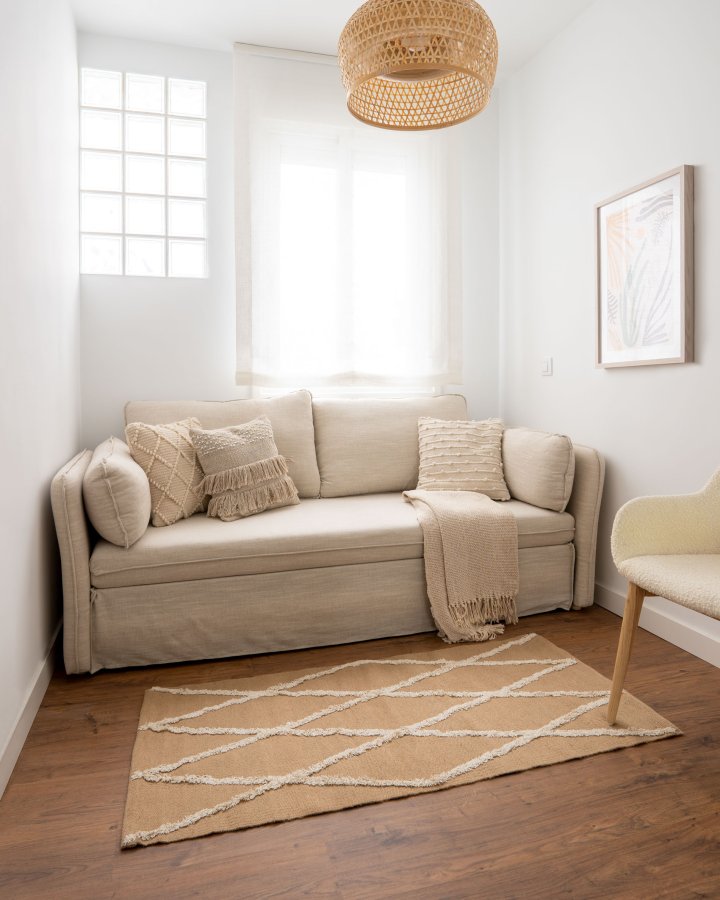 KAVE HOME Tanit sovesofa - beige stoff og naturlig bketre