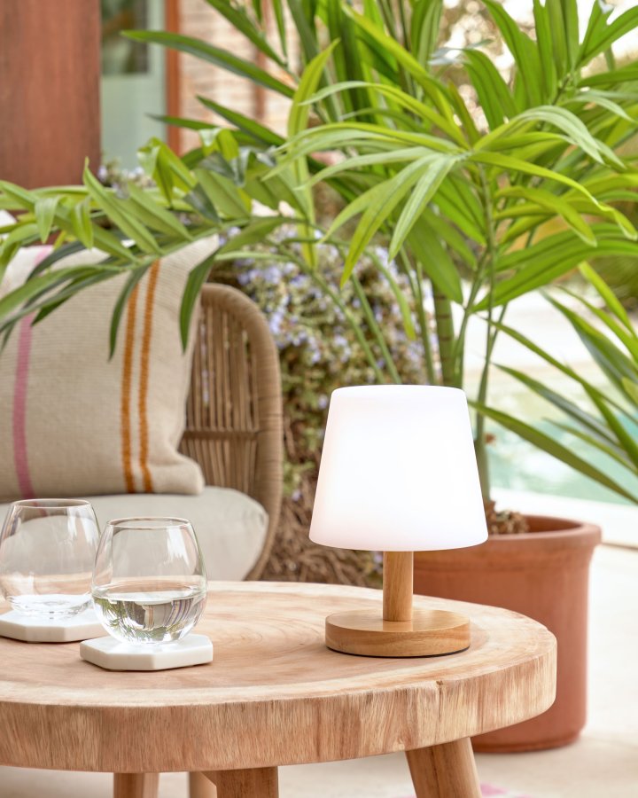 KAVE HOME Ambar oppladbar bordlampe, rund - polyetylen og naturlig treetylen (H:22)