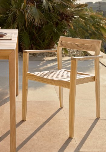 KAVE HOME Victoire hagestol, med armlener, stabelbar - naturlig teak