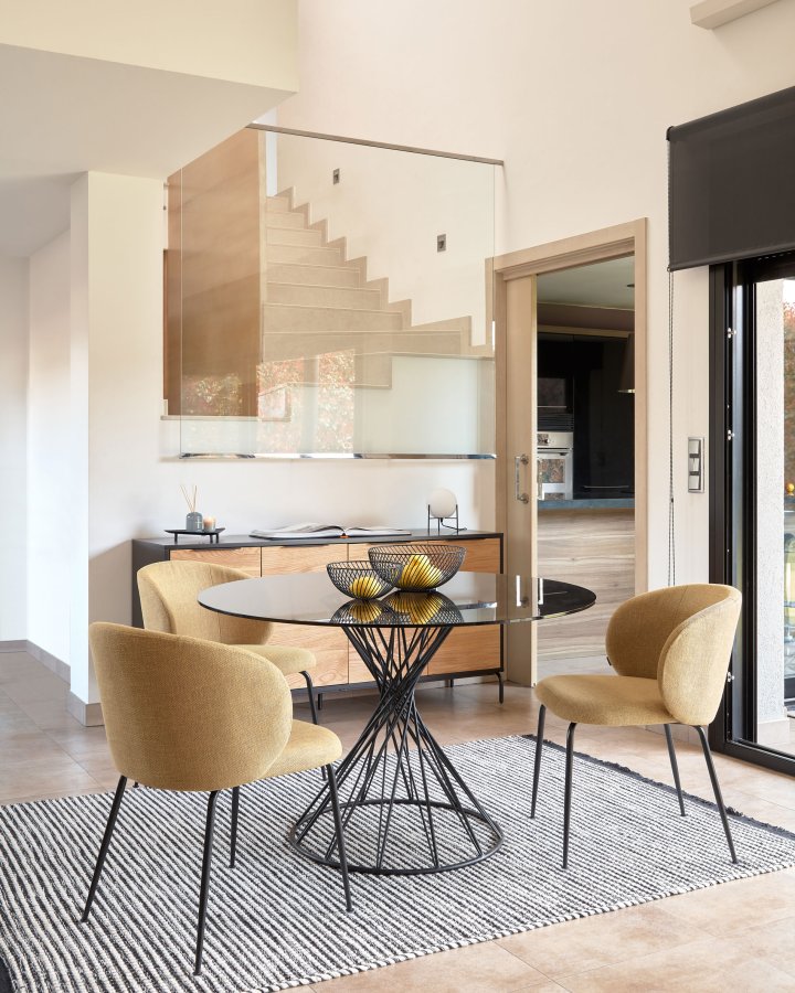 KAVE HOME Niut Matbord, Runt - M&ouml;rkt Glas och Svart St�l (� 120 cm)