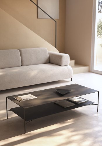 KAVE HOME Azisi salongbord, med hylle - svart glass og svart stl (140x60)