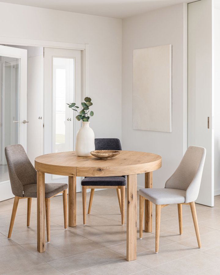 KAVE HOME Rosie spisebordstol - beige chenillestoff og naturlig ask