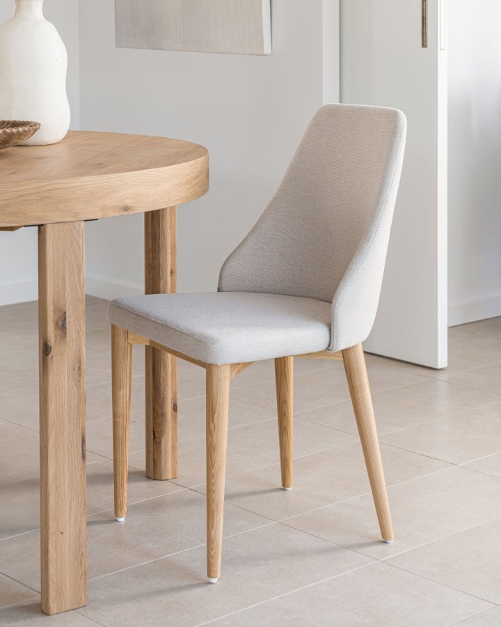 KAVE HOME Rosie spisebordstol - beige chenillestoff og naturlig ask