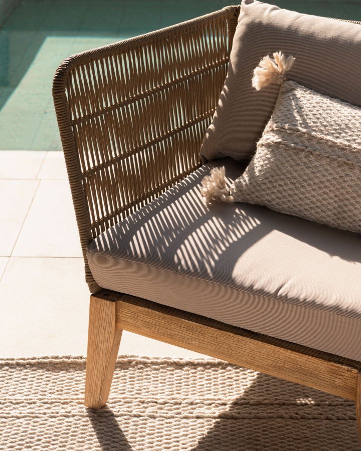 KAVE HOME Bellano lenestol, m. armlener - beige stoff og naturlig polyestertau/eukalyptustre