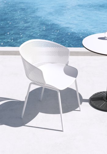 KAVE HOME Yeray hagestol, med armlener - hvit resirkulert polypropylen
