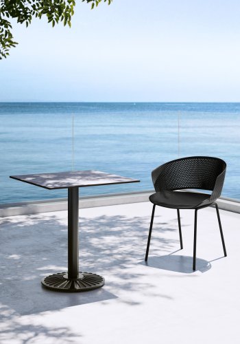 KAVE HOME Yeray hagestol, med armlener - svart resirkulert polypropylen og stl