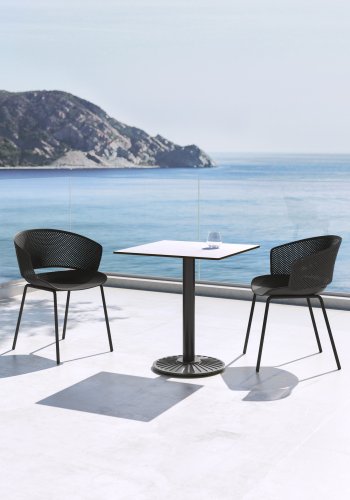 KAVE HOME Yeray hagestol, med armlener - svart resirkulert polypropylen og stl