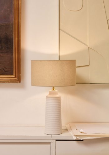 KAVE HOME Mijal bordlampe - lin, messing og hvit keramikk