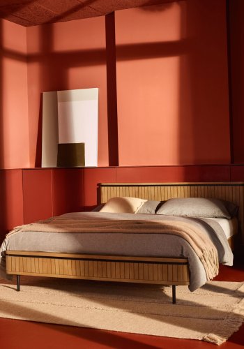 KAVE HOME Licia sengeramme, med sengegavl og lameller - naturlig mangotre og jern (160x200)