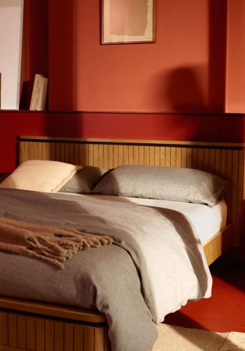 KAVE HOME Licia sengeramme, med sengegavl og lameller - naturlig mangotre og jern (160x200)