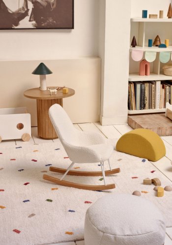 KAVE HOME Ivette gyngestol for barn, med armlener - hvitt stoff/stl og brunt asketre 