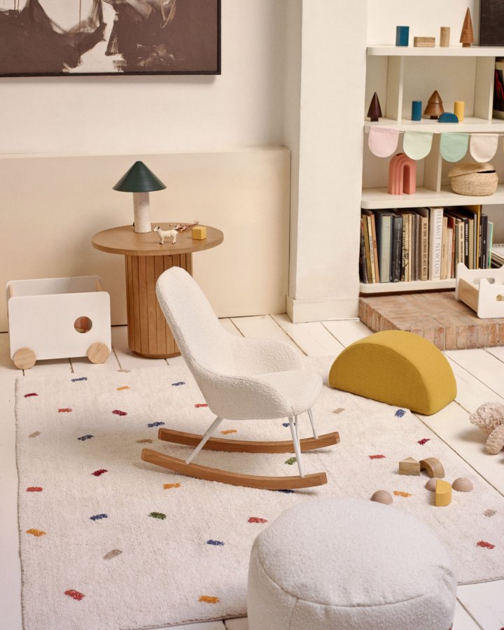 KAVE HOME Ivette gyngestol for barn, med armlener - hvitt stoff/stl og brunt asketre 